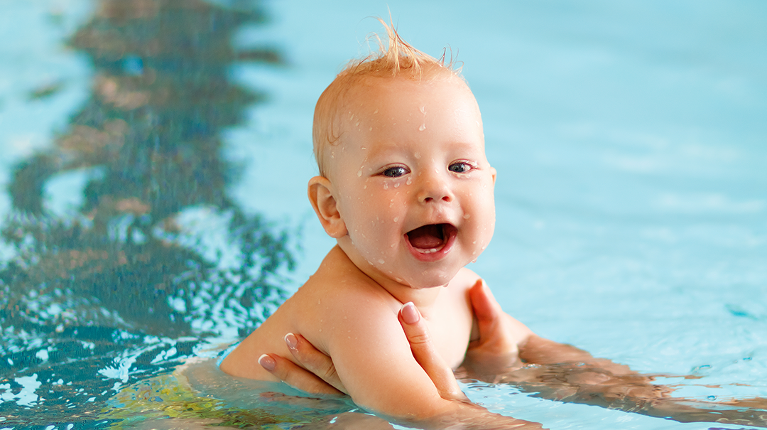 ¡Al agua patos! Por qué ir a la piscina con tu baby todo el año