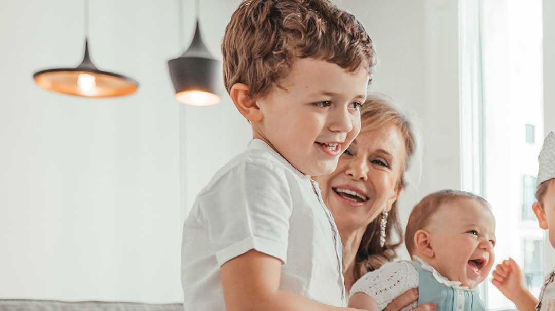 Abuelos y nietos, una relación de amor incondicional