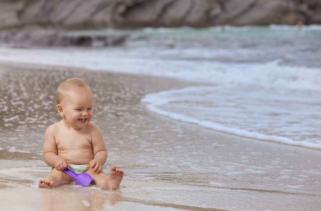 ¡LA PRIMERA VEZ DEL BEBÉ EN LA PLAYA!