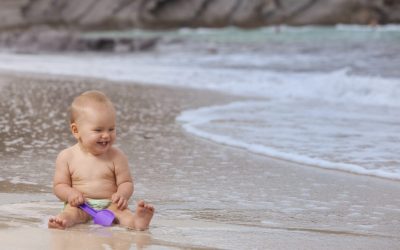 ¡LA PRIMERA VEZ DEL BEBÉ EN LA PLAYA!